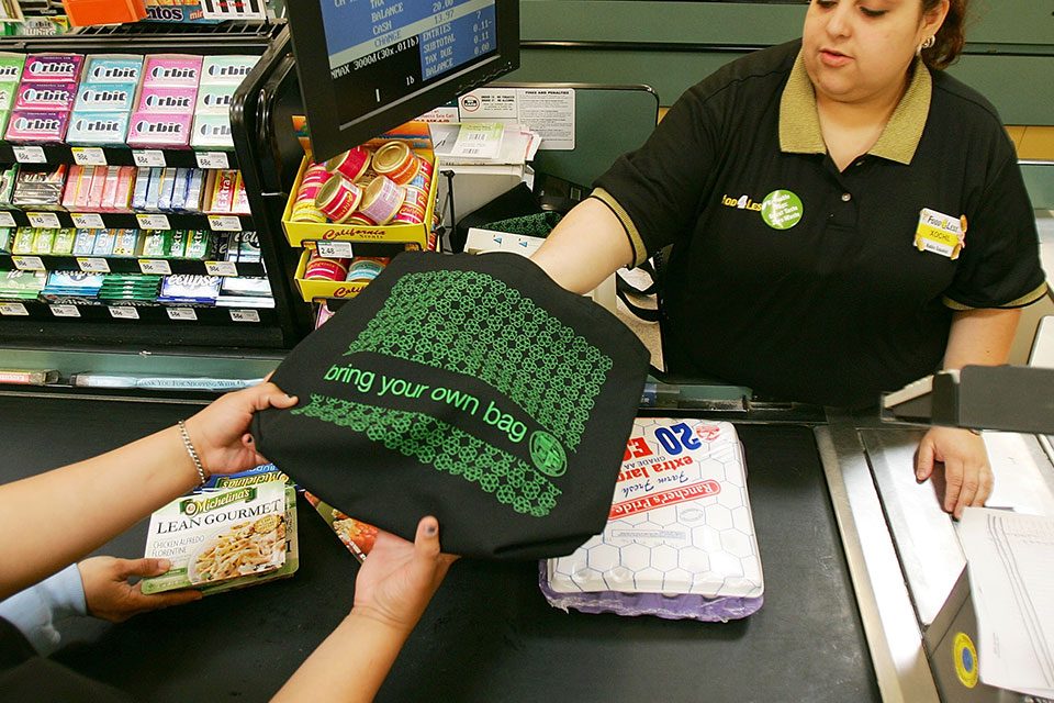 Las bolsas de supermercado reutilizables pueden contener virus Covid-19